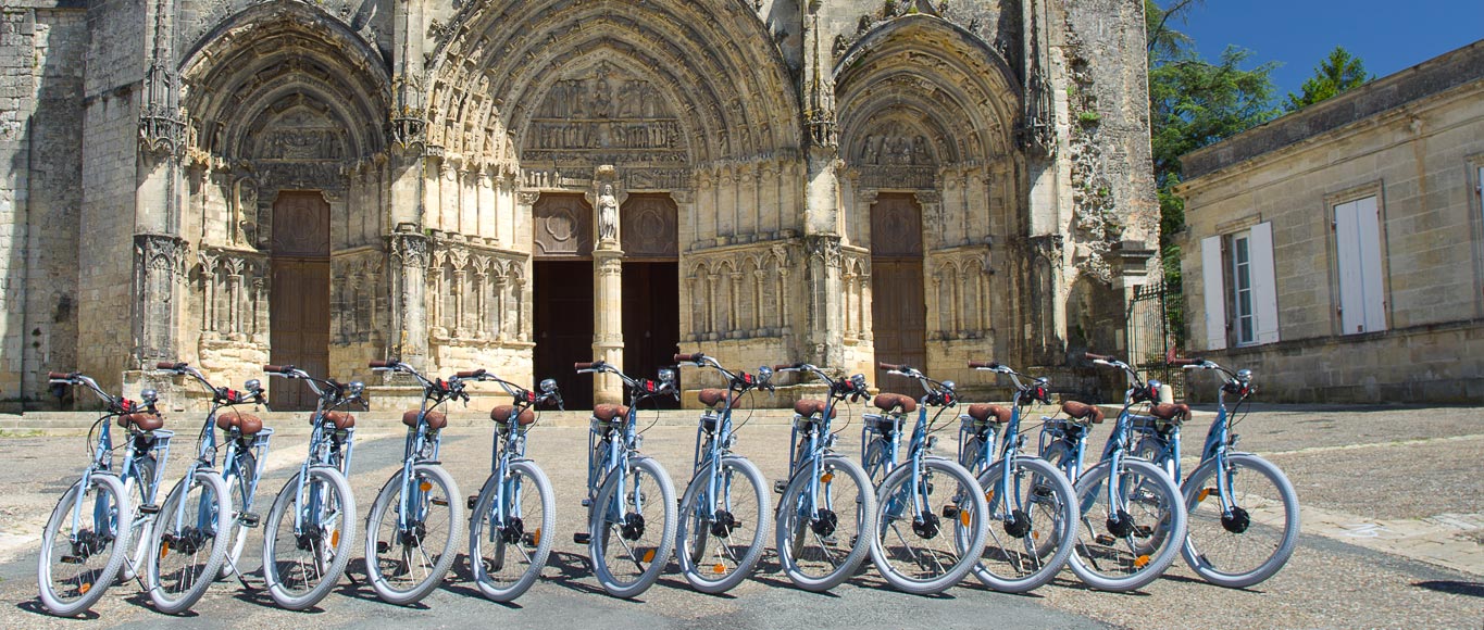 Location de vélos électriques : place de la cathédrale de Bazas en Sud-Gironde